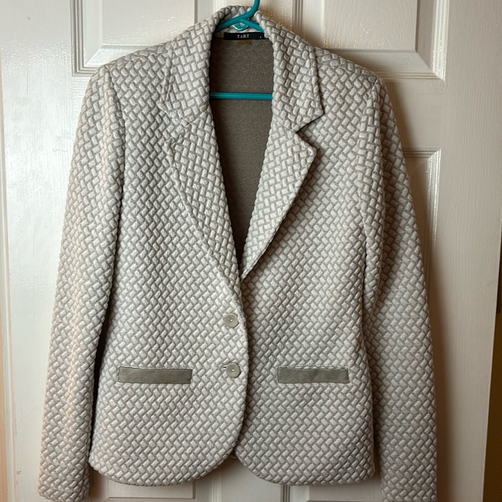 Grey/ white geometric print blazer for casual or dressy wear